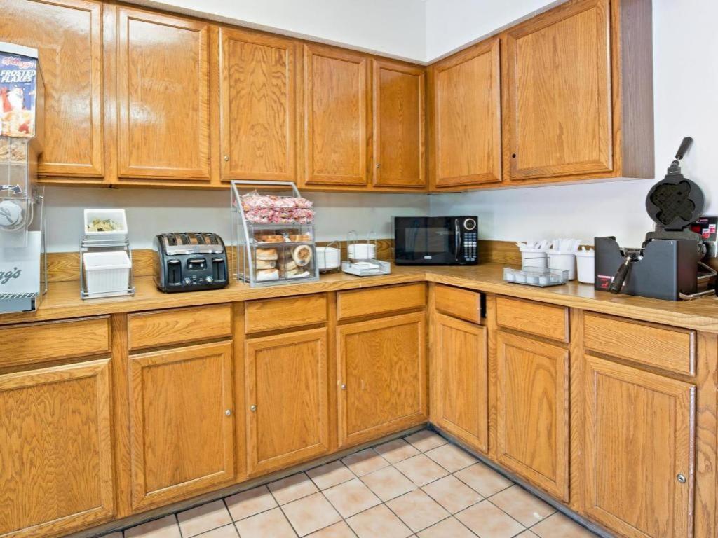 Super 8 By Wyndham Plano/Dallas Area Екстериор снимка