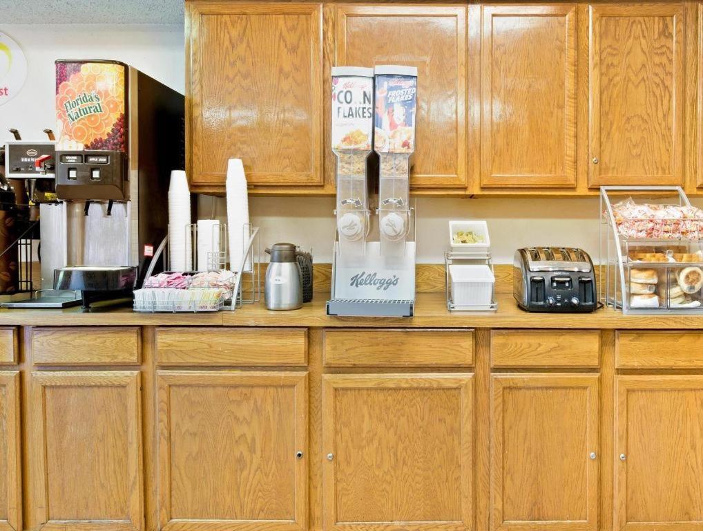 Super 8 By Wyndham Plano/Dallas Area Екстериор снимка